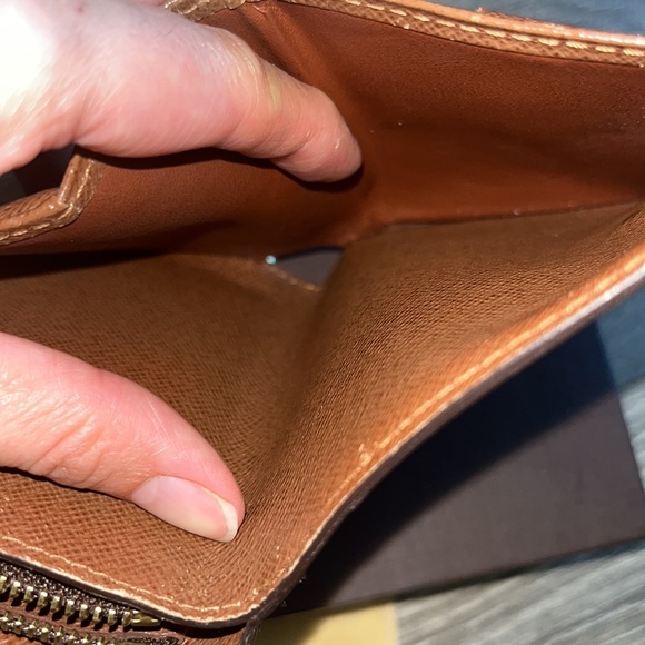 Louis Vuitton compact wallet. - Picture 7 of 13